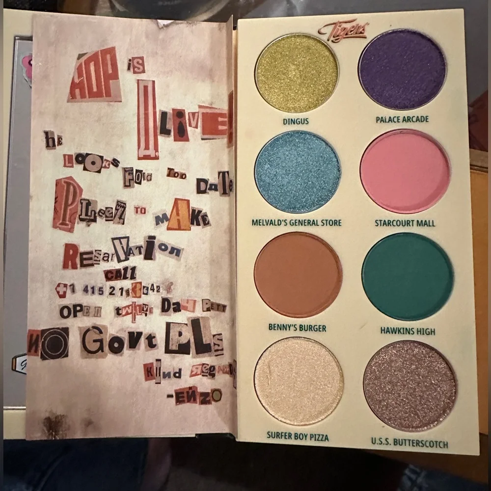 MAC Stranger Things Hawkins Tigers eyeshadow Palette season 4 nwot